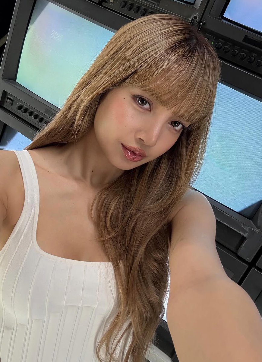 lalisahourIy's tweet image. lisa you’re such a doll
