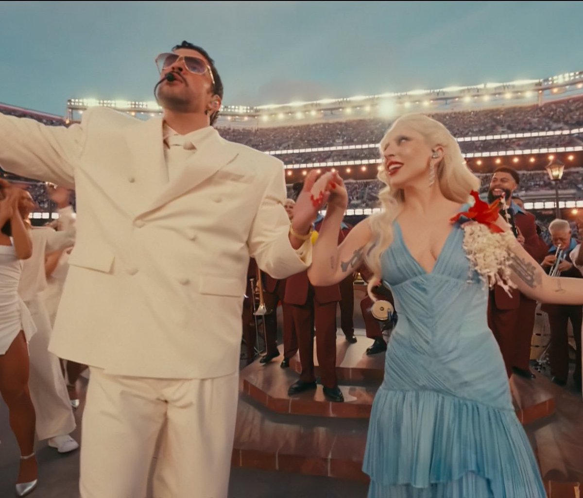 Poxa, não entendo as pessoas criticando a participação da Lady Gaga. A performance do Bad Bunny é sim uma celebração Latina, mas achei que a escolha dela também é uma mensagem clara sobre ter aliados. Ela repaginado a música pra ritmo de salsa diz muito, de forma implícita, sobre