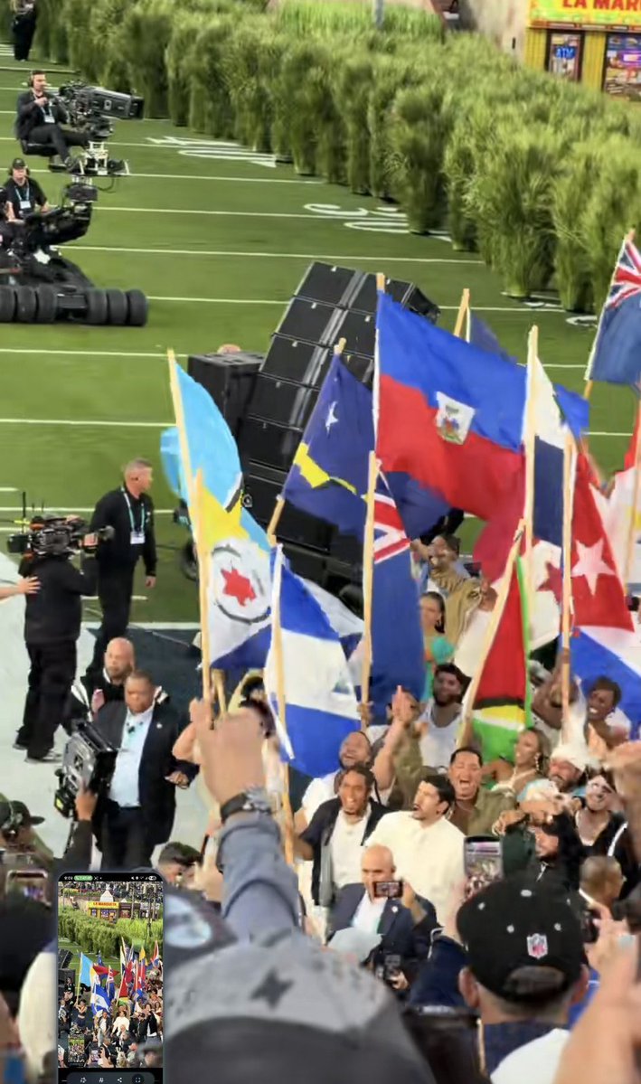 Drapo Ayiti a te la pandan pèfomans Bad Bunny nan Superbowl la.

Atis pase yon mesaj…

WE ARE AMERICAN!!