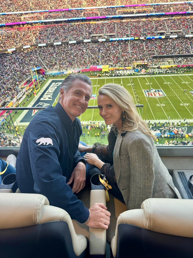 acnewsitics's tweet image. Donald Trump was afraid to attend the Super Bowl because he would get booed by Americans. Gavin Newsom is not afraid to be seen in public.