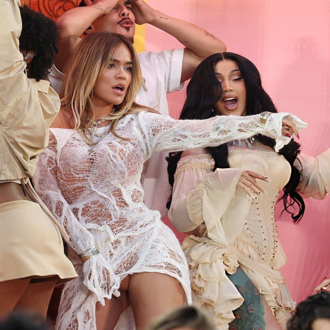 Karol G y Cardi B representando el animal espiritual de las chicas latinas.