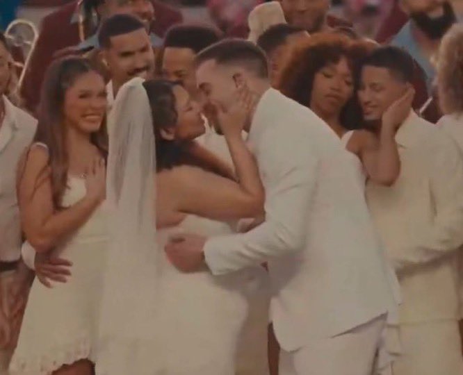 La boda del show de Bad Bunny en la #SuperBowl HA SIDO REAL.

Fuentes cercanas han confirmado que es una pareja real que quiso invitar a Bad Bunny a su boda, y él los invitó a casarse durante su show. BRUTAL 💍🎉