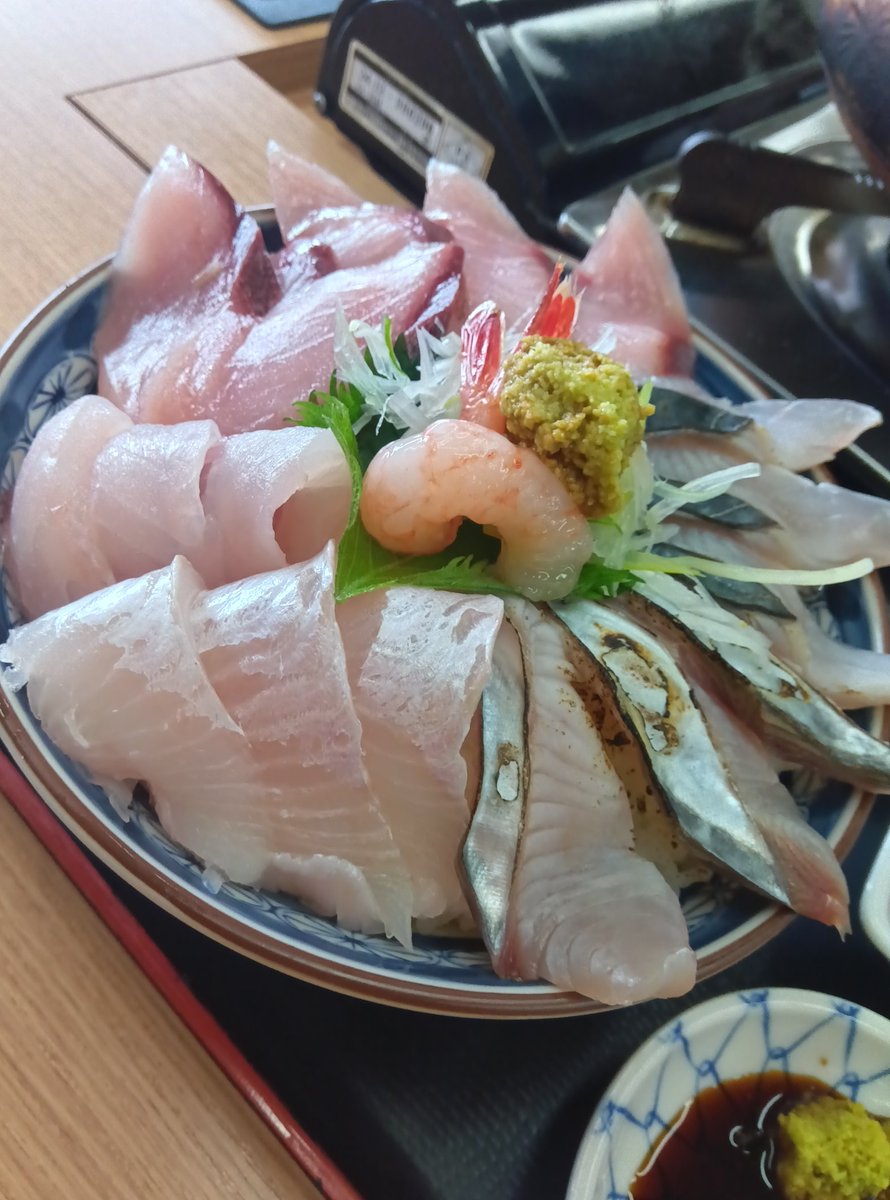 dcVfvj8RQDH8pXC's tweet image. 氷見魚市場食堂で🐟ランチ😋

やわやわ丼
ガンドブリ、さわら、カワハギ、ヒラメ、カレイ、甘海老
これで2000円よ😋👍

そして僕のお薦めすり身揚😋

氷見のごっつぉ頂きました🙏