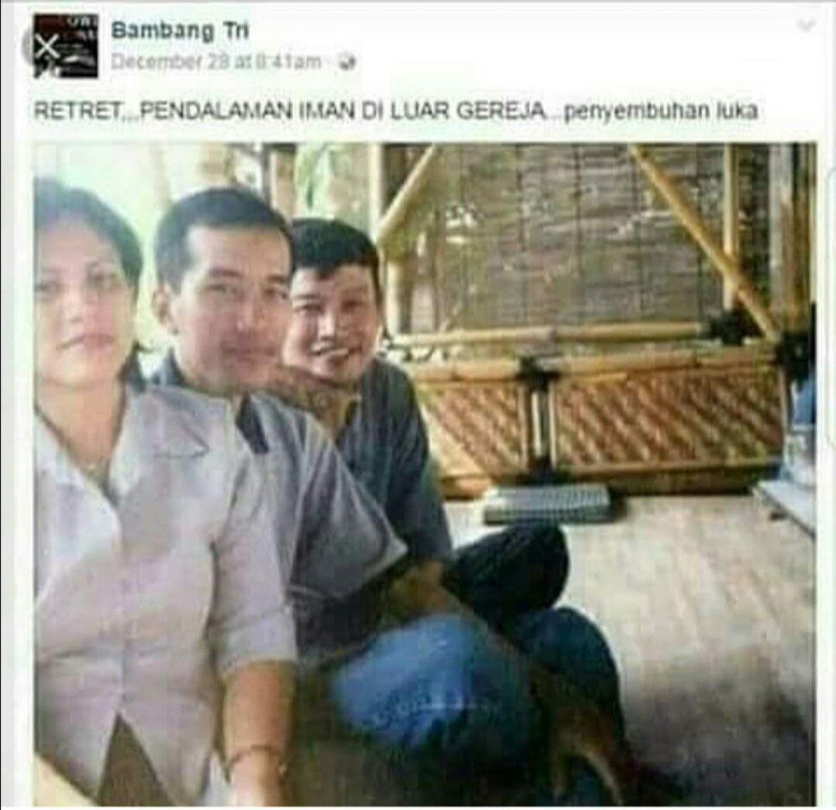Si Cungkring dan istri ke gereja. Ini foto di luar gereja selepas pendalaman iman, bareng Bambang Tri waktu muda. 

Bambang Tri itu tahu tentang Jokowi dari A-Z. Gak ngarang.

Jokowi pura2 Islam untuk bisa jadi presiden?

#CopotMenteriIdiot
#CopotMenteriIdiot
