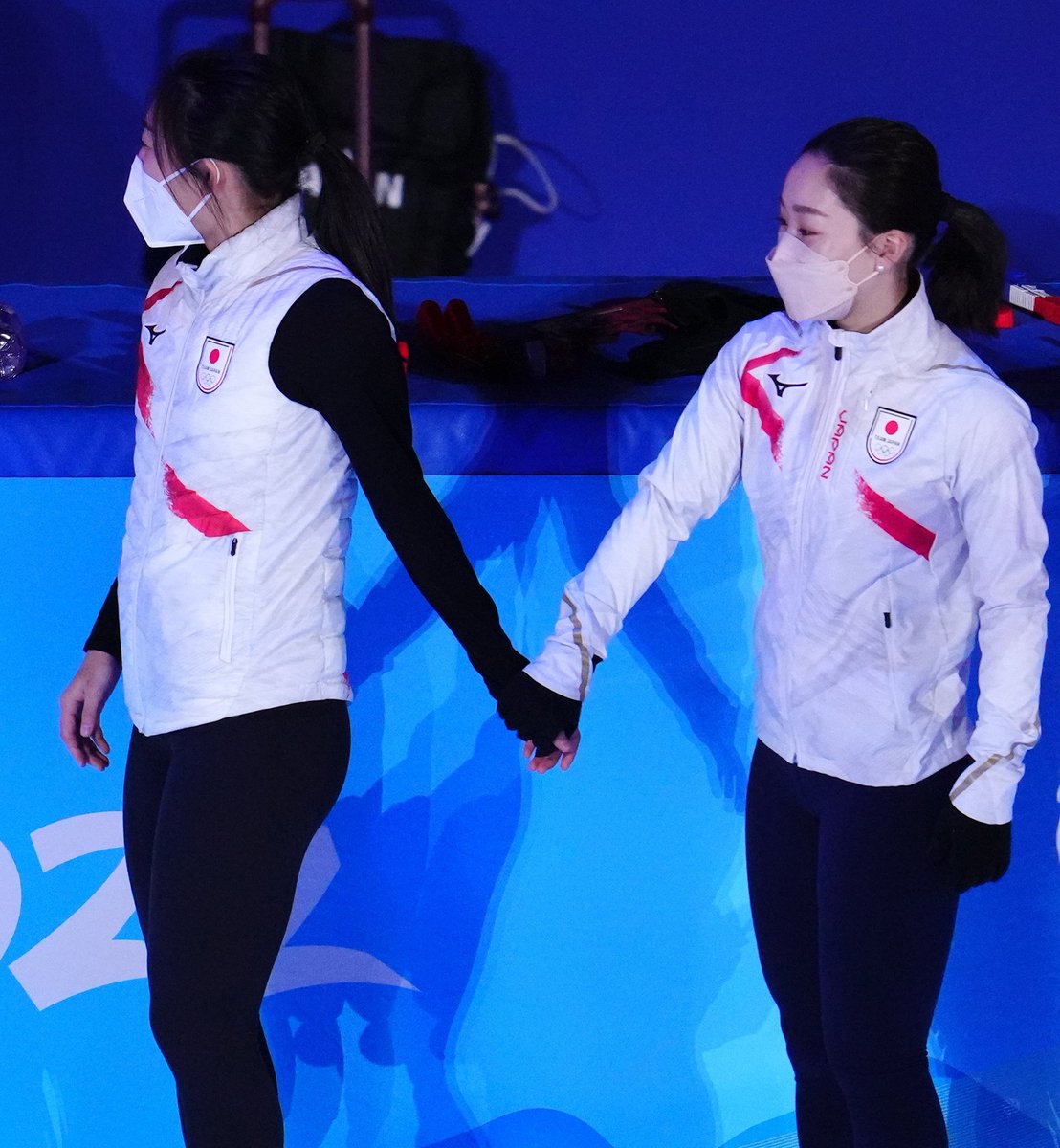 maoxel's tweet image. kaori sakamoto with her girlfriend wakaba higuchi at the 2022 olympics