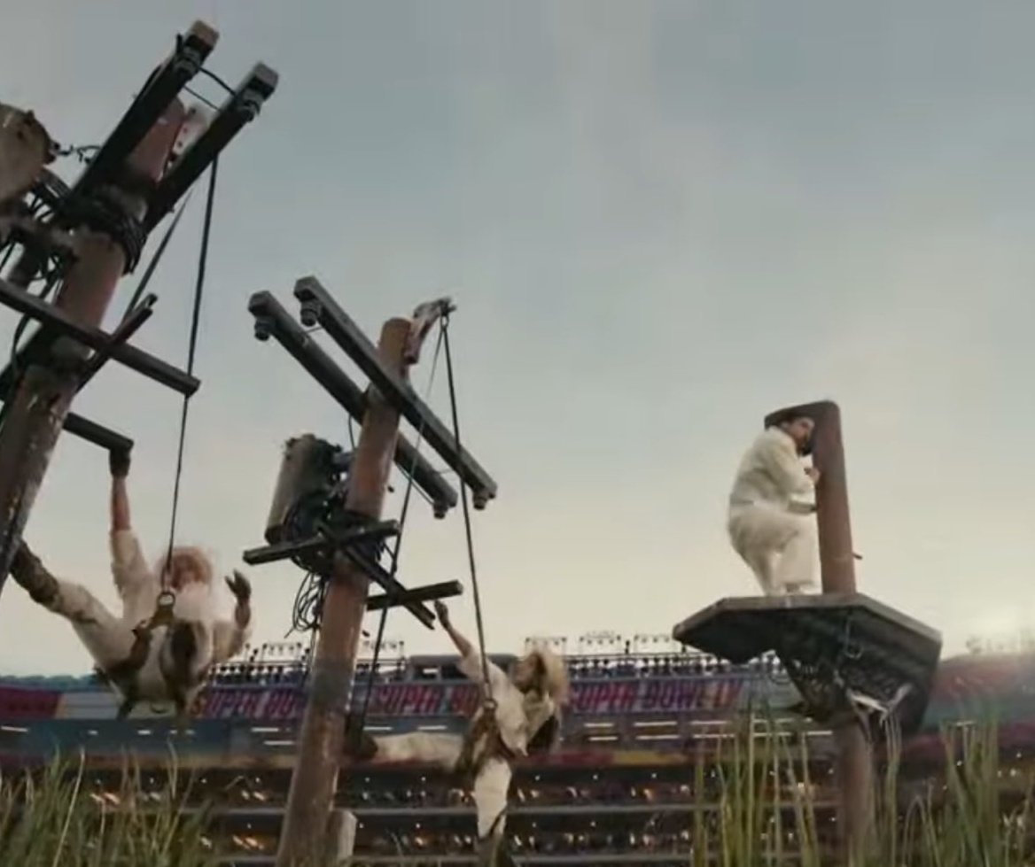 Cuadrillas de la ANDE dando apoyo en el super bowl en el show de Bad Bunny.