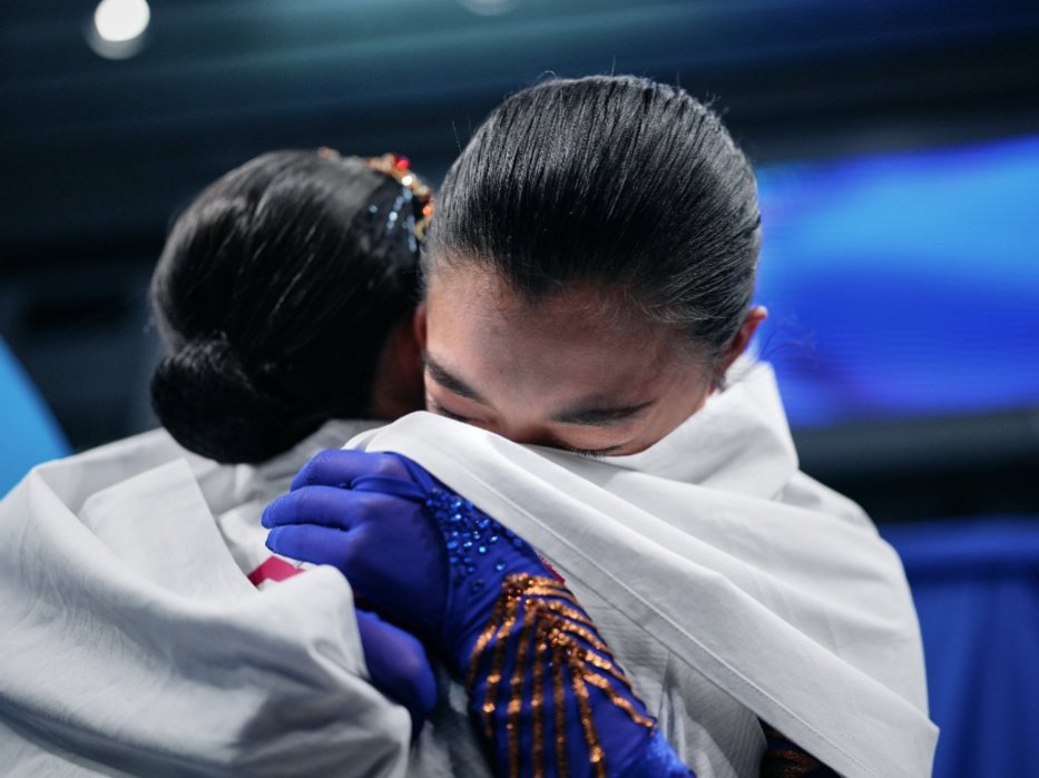 maoxel's tweet image. kaori sakamoto with her girlfriend wakaba higuchi at the 2022 olympics