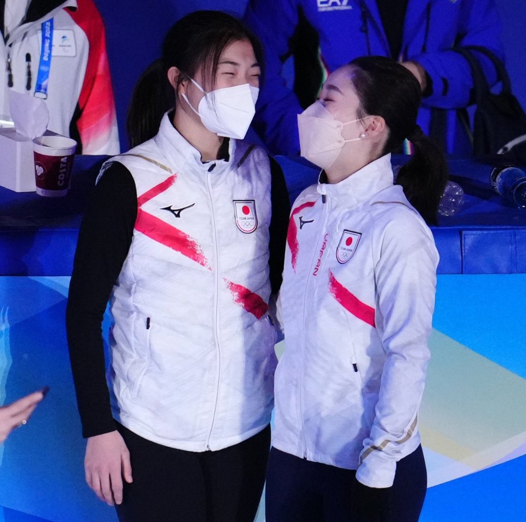 maoxel's tweet image. kaori sakamoto with her girlfriend wakaba higuchi at the 2022 olympics