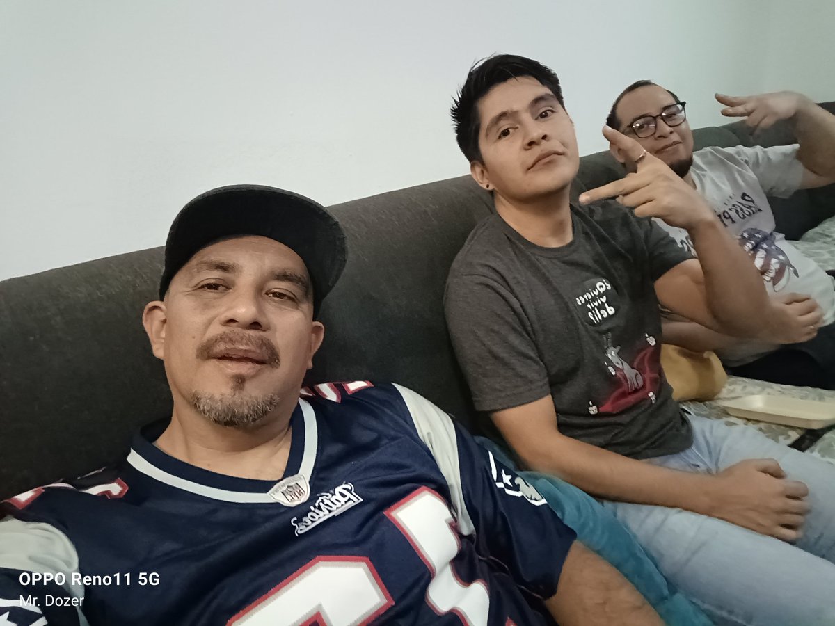 dozer2211's tweet photo. En familia al fin se festejo #foximpactonfl #SBLX https://t.co/By2Gx4MxRS