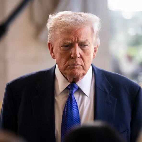 astronomiaum's tweet image. 🚨AGORA: A Casa Branca ficou às escuridões após o serviço secreto levar o presidenteTrump às pressas para um "bunker subterrâneo" devido a inúmeras ligações para o 911 relatando um vazamento de gás tóxico dentro da casa branca. Novas atualizações a qualquer momento