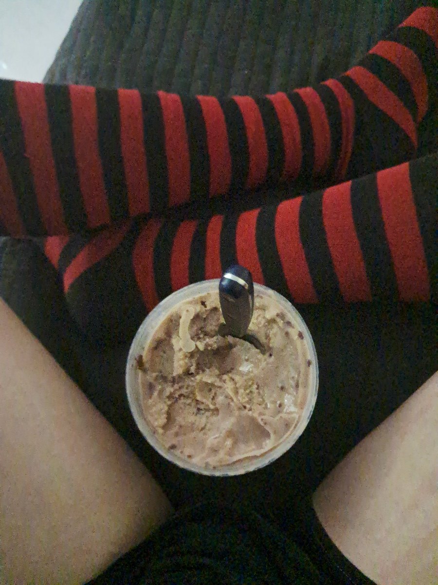 Nora_09879's tweet photo. Desahogando mis… penas.
Sí, penas 😌🍨
#femboy https://t.co/nENLE9unvD