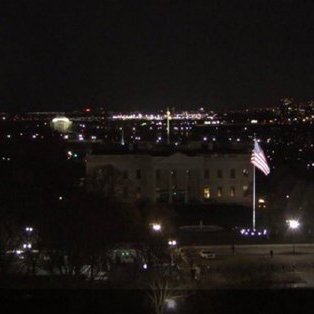 astronomiaum's tweet image. 🚨AGORA: A Casa Branca ficou às escuridões após o serviço secreto levar o presidenteTrump às pressas para um "bunker subterrâneo" devido a inúmeras ligações para o 911 relatando um vazamento de gás tóxico dentro da casa branca. Novas atualizações a qualquer momento