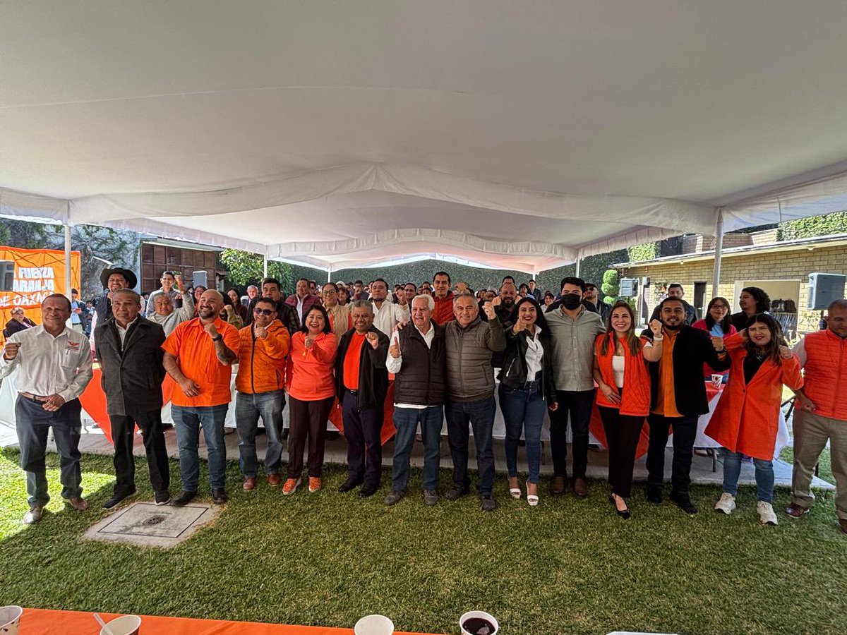 oscartoralrios1's tweet photo. Me dio mucho gusto saludar y acompañar a los liderazgos de la Fuerza Naranja en el Distrito 08, con cabecera en Oaxaca de Juárez.
!Seguimos sumando voluntades para un mejor futuro! 
#FuerzaNaranja
#OaxacaDeJuárez
@AlvarezMaynez 
@DanteDelgado 
@colosioriojas 
@IvonneOP https://t.co/YA9cD82pJc