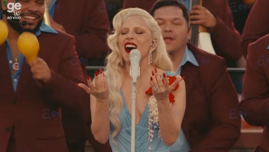 Carol Prado do G1 sobre a aparição surpresa de Lady Gaga no #SuperBowl : 

“Sai fora Lady Gaga.”