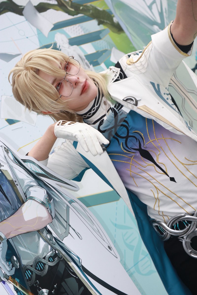 自撮り中のリュークさん✨📸

#花より桃戸　#鳴潮 
#WUWATOGETHER