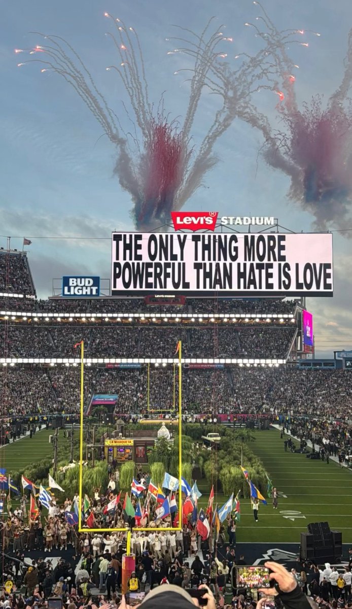 DuvanNdtt's tweet photo. Lo único más poderoso que el odio, es el amor. 
#SuperBowl 
#SuperBowlLX https://t.co/SL98K7qkQo