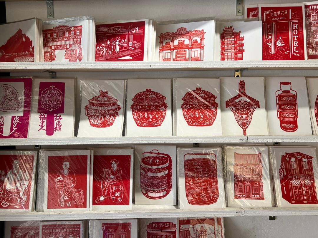 【マラッカで可愛い雑貨探し🛍️💛】
ニョニャ文化を感じられるマラッカ観光の楽しみのひとつが、雑貨探し🌺
バティック布や切り絵、絵葉書、カラフルなタイルなど、可愛いアイテムがたくさん✨

どれも欲しくなってしまって、選ぶ時間も旅の思い出になります☺️
#マラッカ #ニョニャ文化 #マレーシア旅