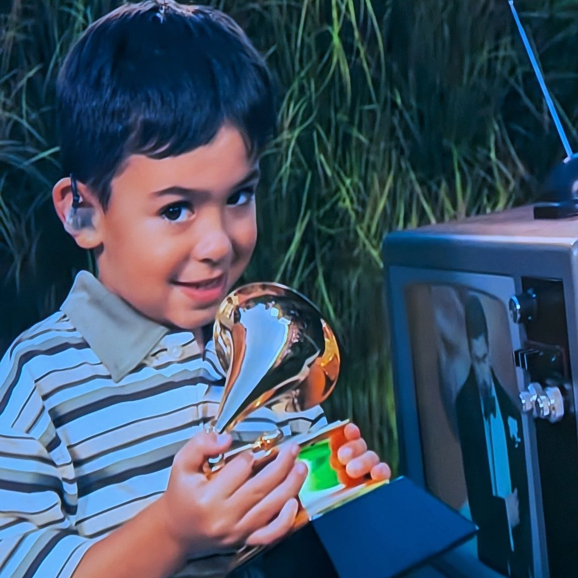 Wow. En mi opinión el más simbólico y bello momento del show.  
 
Importante mensaje el que vimos