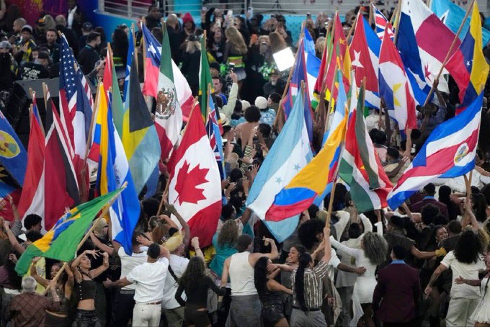 No llegó a tiempo Mario Diaz ni Kilvett a decirle a Bad Bunny que usaran la bandera cachureca.