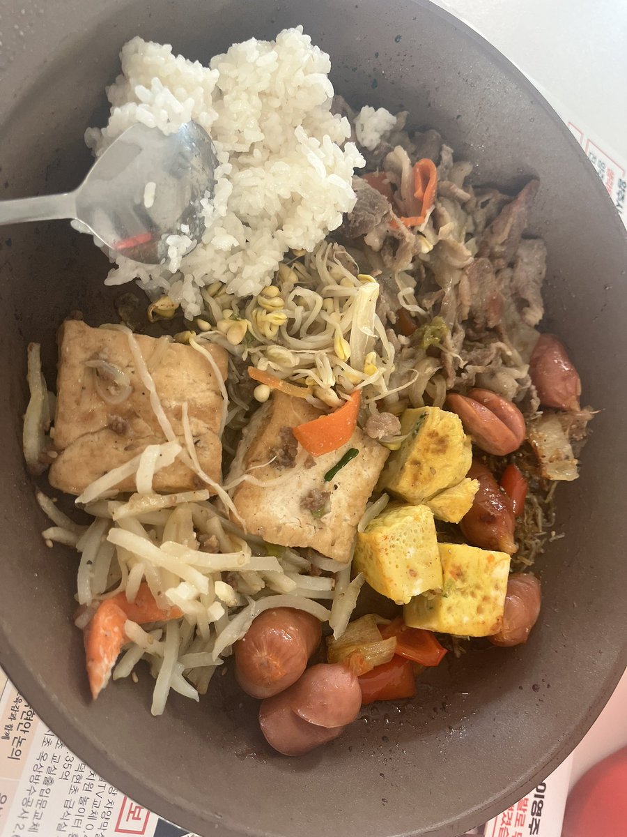 Gniz1201's tweet image. 오늘 아침 식단인데요~~

너무 귀찮은거에요
그래서 반찬가게 반찬들 데워먹으려고
한냄비에 모두 올렷지요

문득 기안84형님이 생각났습니다
존경합니다형님 ㅎ
도대체 몇수를 내다보신겁니까