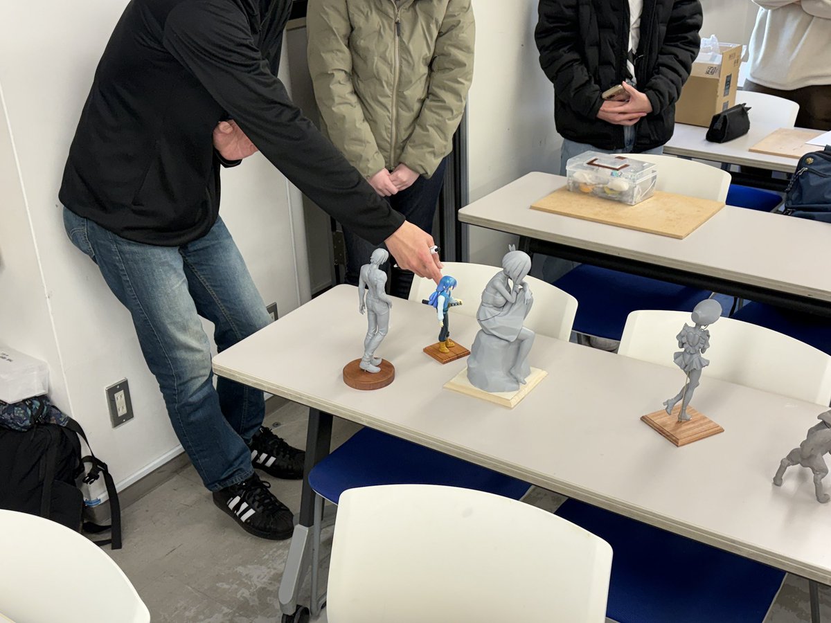 昨日はワンフェスお疲れ様でした！
さて、学科スタッフがワンフェスの荷解きをしている中、1年生は授業が最終週ということで、作品講評を行なっていました！
良いところ・改善点を見てもらって、次の作品作りに活かしていきます(｀･ω･´)ﾉ
 #東デ   #専門学校 #フィギュア