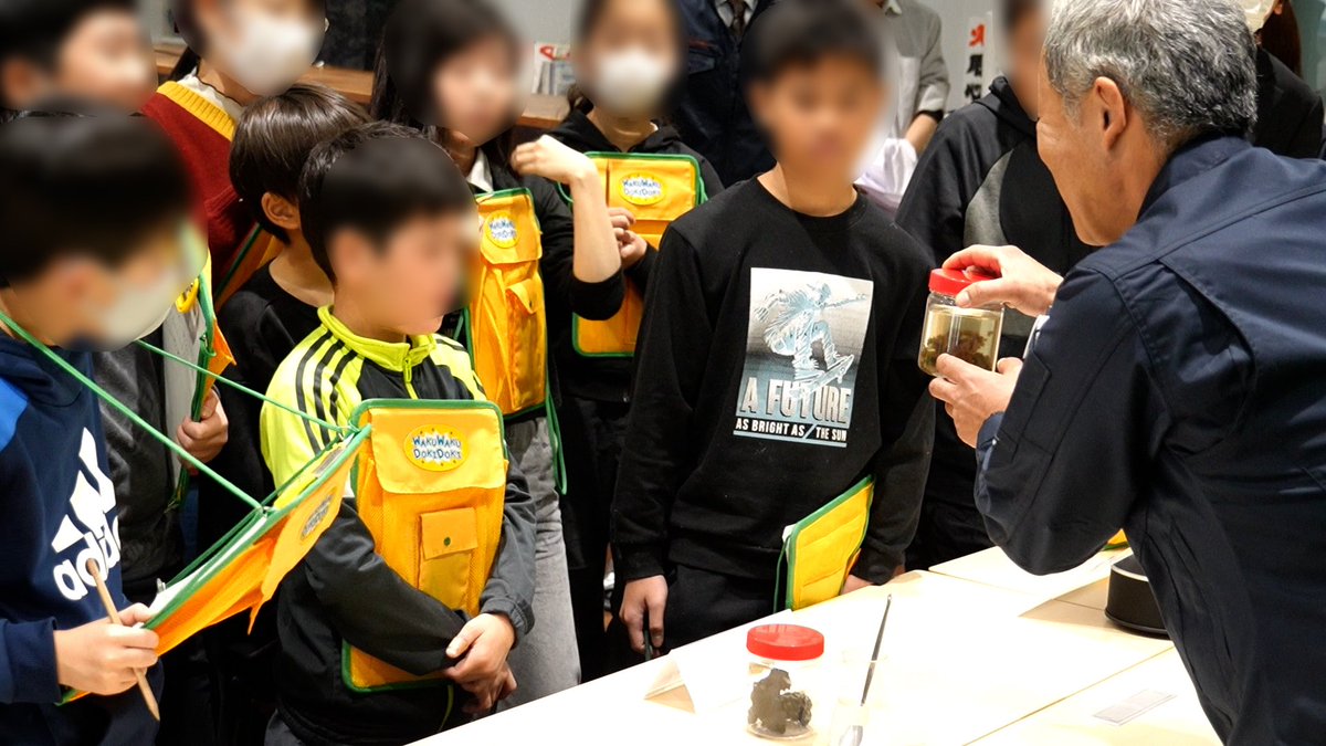 solterra_group's tweet photo. #新河岸小学校 のみんな、#太陽油化 に来てくれてありがと〜っ！✨

みんなと「サーキュラーエコノミー」のお勉強ができて、すっごく楽しかったよっ♪
鋭くて面白い質問もたくさん、嬉しかったな〜っ！🔋✨
ソルちゃん、こそっと写真に入っちゃった📸✌

#ソルテラグループ #社会科見学 #LOVOT #板橋区 https://t.co/LwX8HvpqFS
