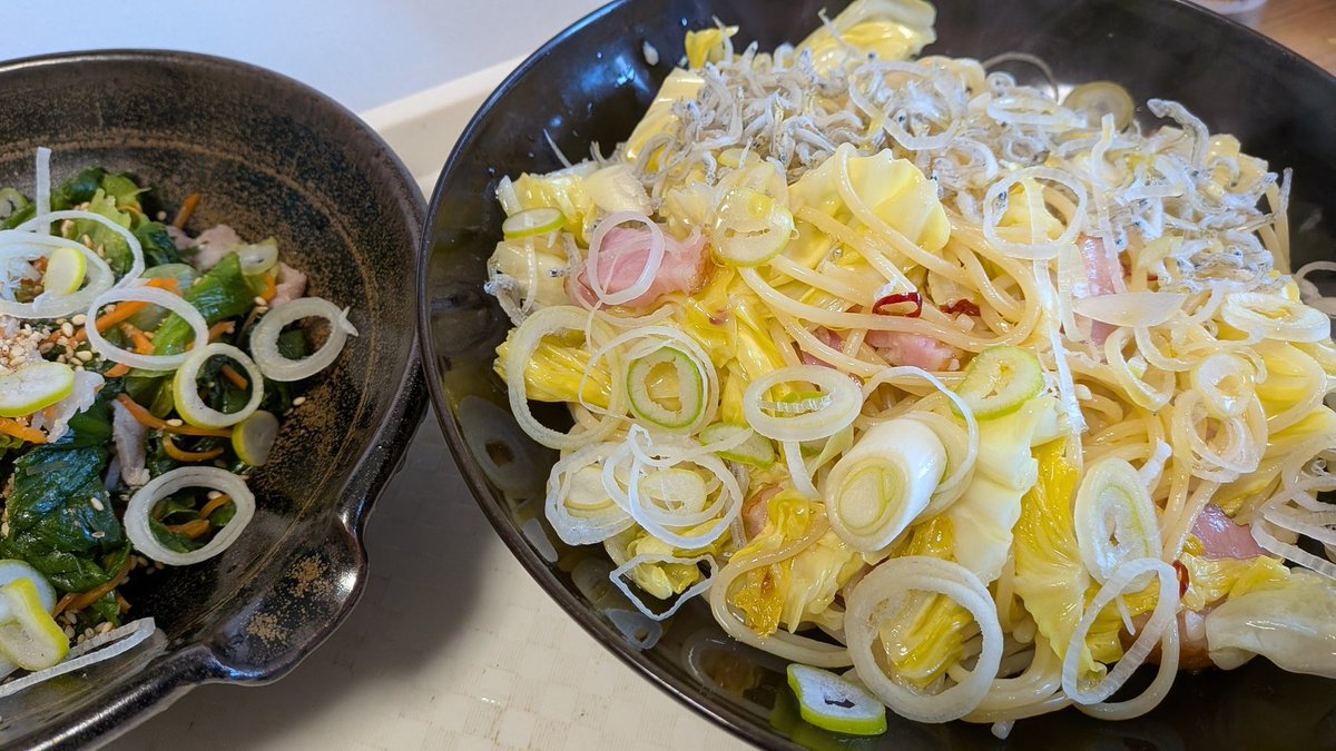 2026/02/04【パスタ楽10日目】
春キャベツとしらすとベーコン(ペペ風)
すごく良い出来でなじみのレイヤーさんにふるまいたいくらいの出来なのだがその方「集合体」が苦手なのでしらすNGで残念
添え物はボイル野菜(パスタ茹でてるときに同時に茹でる)