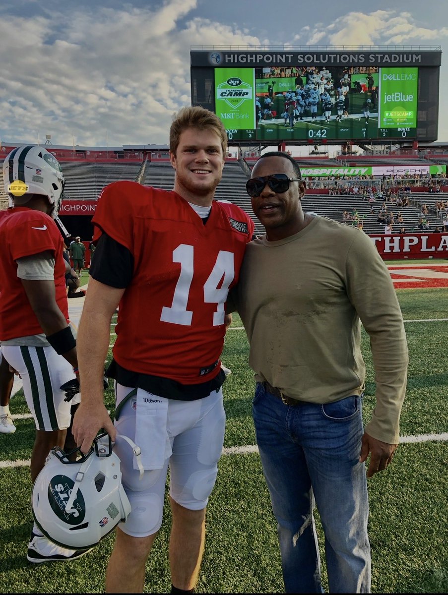 victorgreen2121's tweet photo. Congrats Sam!! Super Bowl Champion!! What a journey my friend. The pressure, the noise, the ups and downs… and you still came out on top. Proud of you. This is a moment nobody can ever take from you. Great job. Wish you were still a Jet. #SamDonald. https://t.co/X6wmWhiuRA