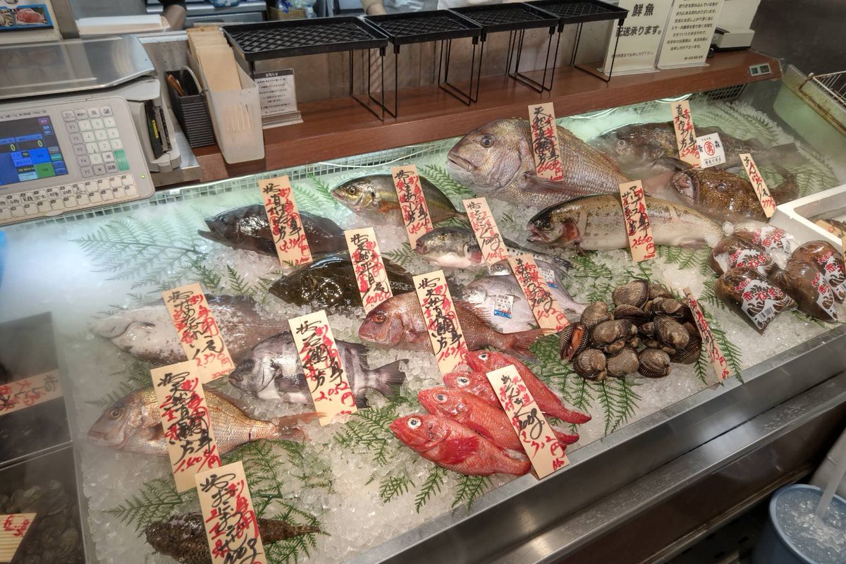 名古屋三越星ヶ丘店B1魚忠

副店長本日のイチオシは
天然真鯛の切身です！
厚切りでほぼ骨なし。
これは喜んでいただけるかと。

お刺身はイシダイ！
薄めのお造りでポン酢にて
召し上がってください

薬味多めをオススメします

月曜日も魚は魚忠
お買い物は三越で！