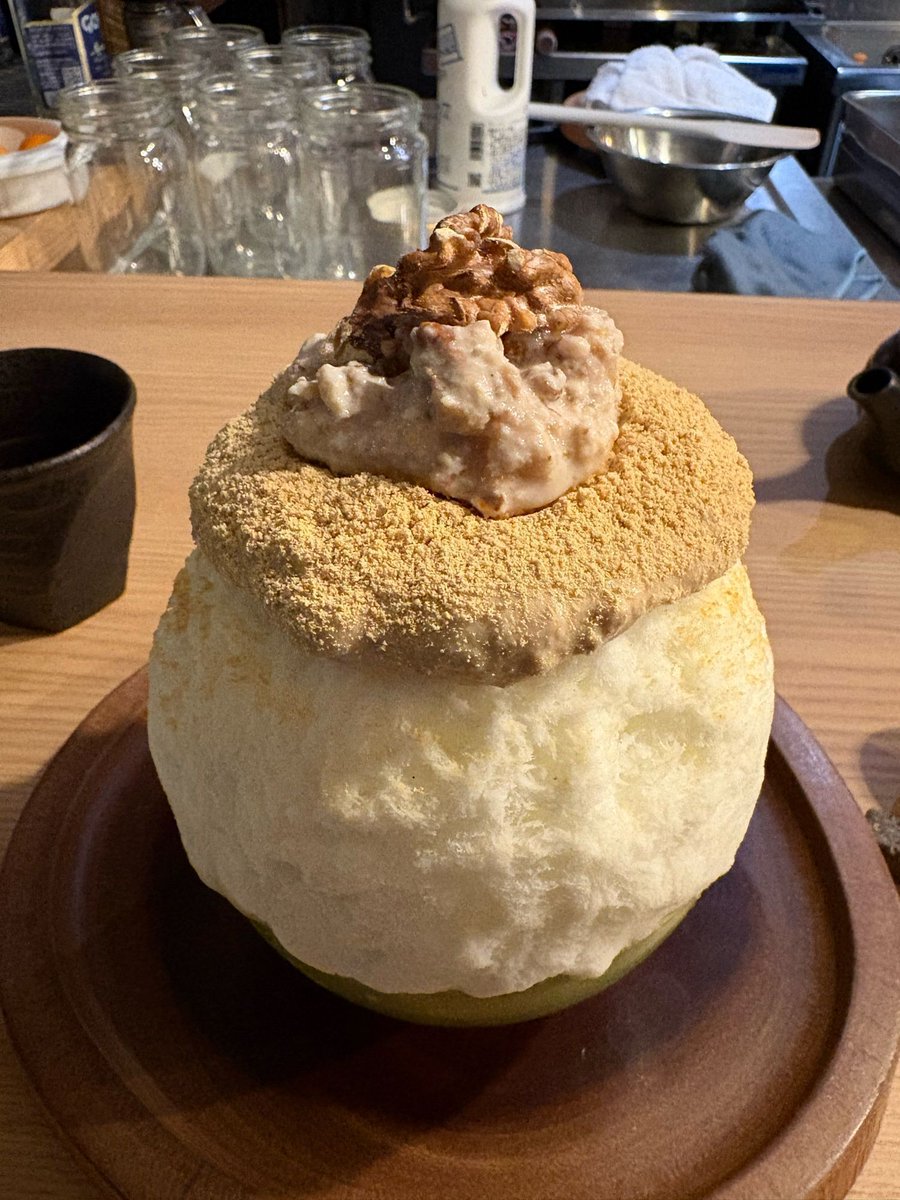 daizylapi's tweet image. 仕事帰りかき氷活動

胡桃きな粉蕎麦　前二つはわかる。蕎麦とは？ と思ったら、クリームがくるみ蕎麦クリーム、だそうで。
クリームの上に乗った日向夏とみかんの白和えが初めての味で、なにやら不思議なおいしさ。
中に黒胡麻ミルクプリンと黒豆が入っていて、好みど真ん中！
めちゃおいしかった♡