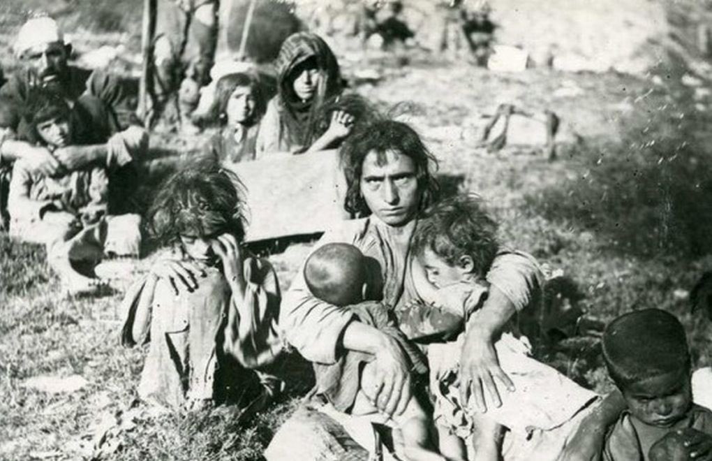 Dersim 1938
Halepçe 1988
Jina Masha Amini 2022
Kobaneli çocuklar 2026.

Dört ayrı parça gibi görünse de aslında bir olan bir coğrafyada, yüzyıllardır zulüm, baskı ve savaş tehdidi altında yaşamış bir halk artık bunları yaşamasın. Artık biz de görmeyelim. Diasporada dahi