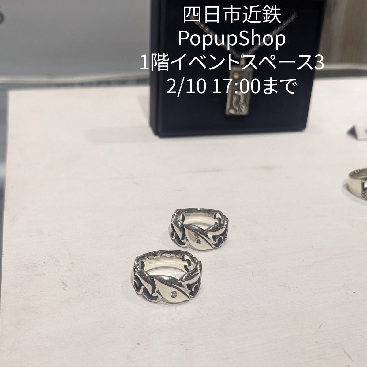 四日市近鉄さんでのPopupShopもあと2日となりました。
明日最終日は17:00までとなっておりますので、皆様お誘い合わせのうえご来店くださいませ。

画像は、ずっと欠品していたボタニカルリングです。
今回はアレンジして合成ダイヤモンドを使用しています。（奥は合成ダイヤモンドのブルーダイヤ）