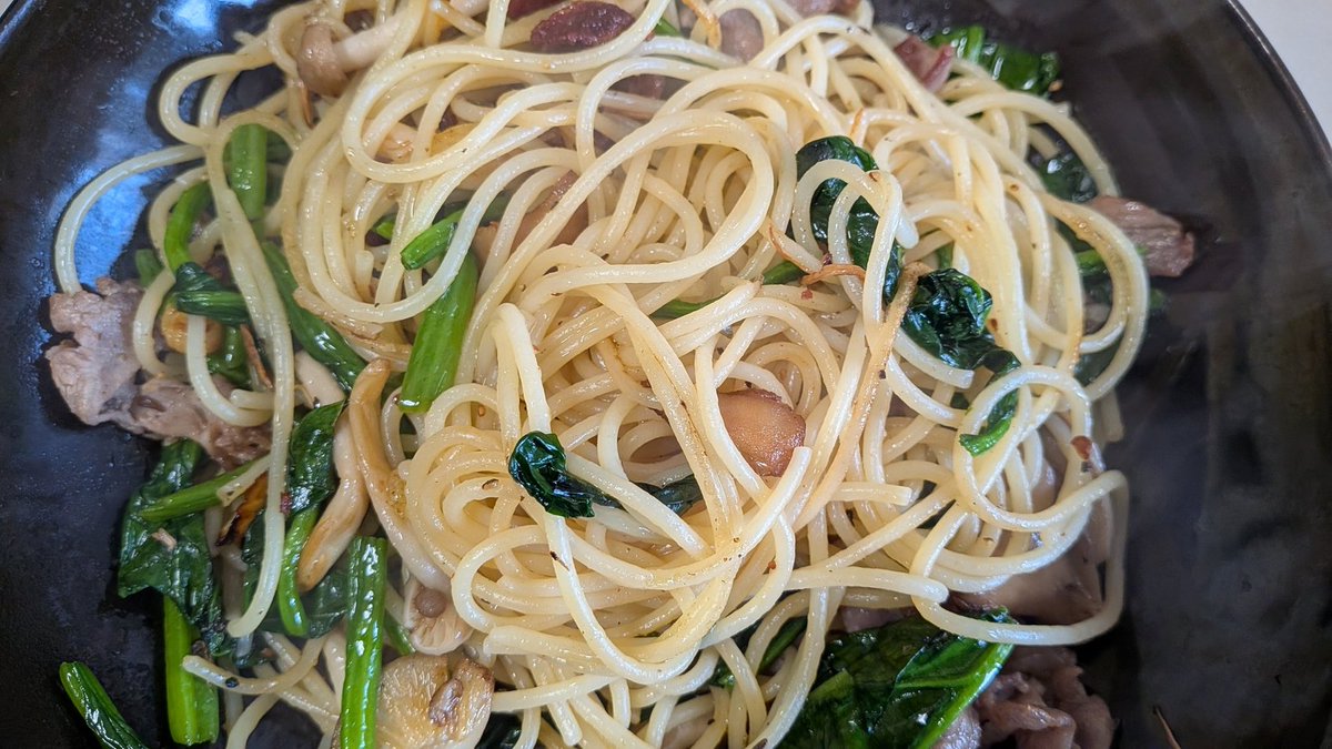 2026/02/05【パスタ楽11日目】
豚肉とほうれん草のオイル系パスタ
主がオイルパスタが好きなので頻度が高めになるｗ
豚肉は単独でソテー、ほうれん草はボイルした後和えるスタイル
