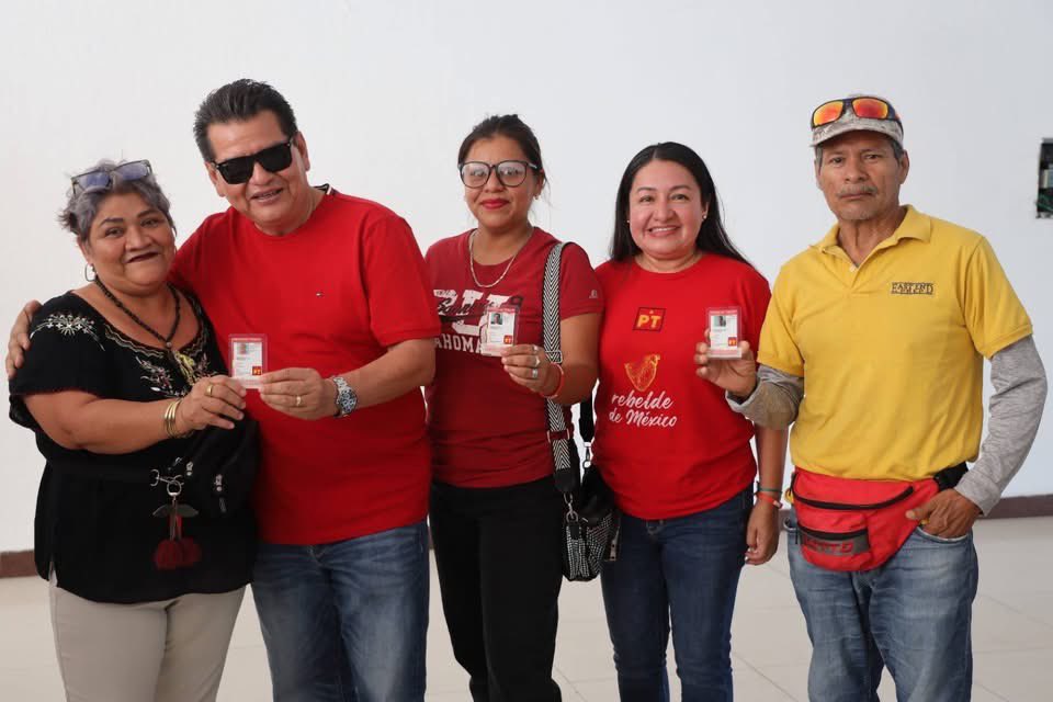 En_Linea_Medios's tweet photo. El PT Salina Cruz se fortalece con Daniel Mendez Sosa.

En asamblea  este Domingo se refrendó el trabajo a favor del @PTnacionalMX  en el Estado de Oaxaca con una intensa campaña de   afiliación a favor del partido cien por ciento Obradorista

@BenjaminRoblesM  @PT_Oaxaca https://t.co/YAXCPFDGUb