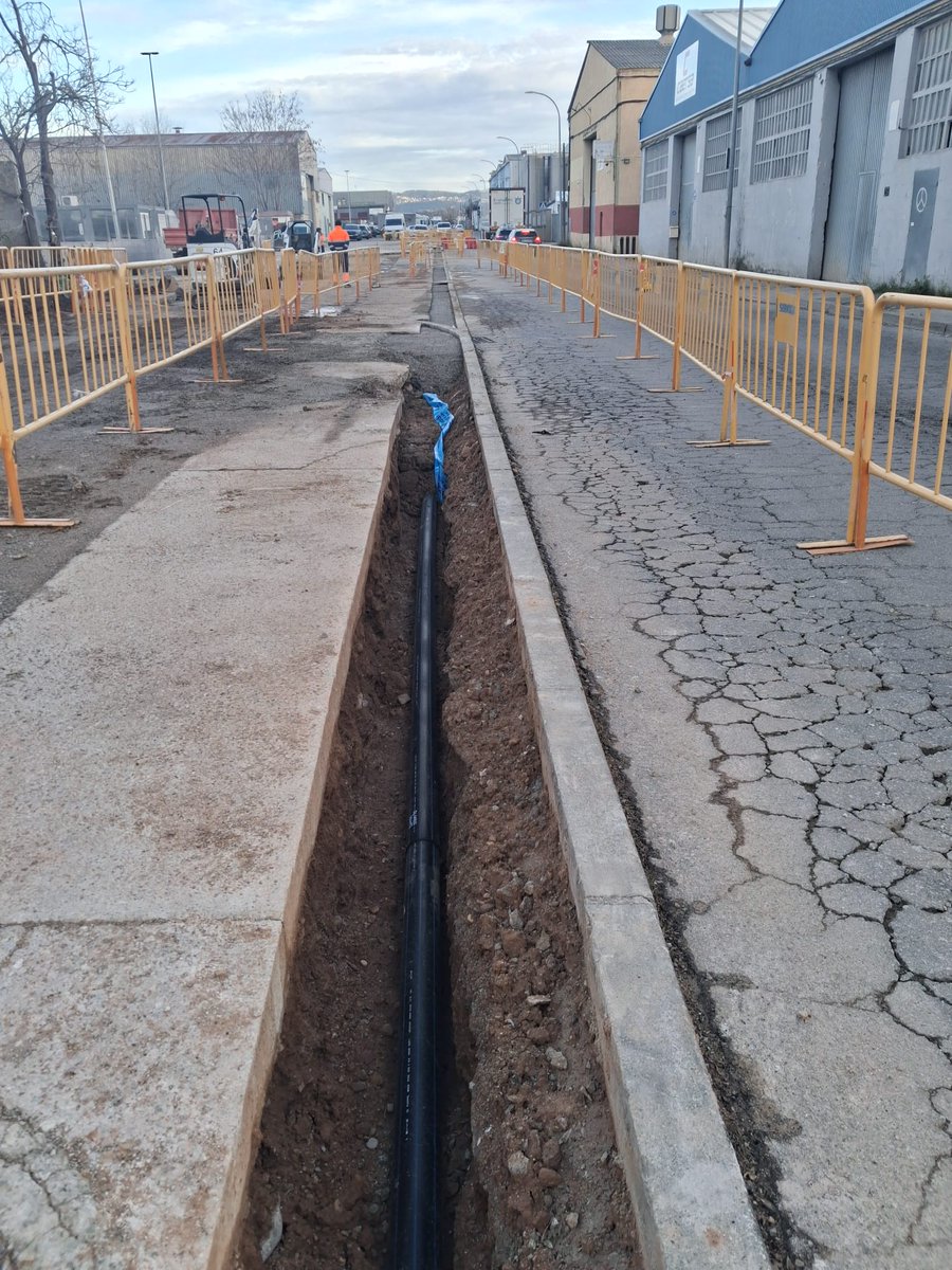 GrupCASSA's tweet image. 🚧💧 Segueixen avançant a bon ritme les obres de renovació de la xarxa d’abastament d’aigua a l’Av. Camí Reial de #Palau-solità i Plegamans

✔️Ja hem finalitzat el segon tram de les obres

✔️A nivell global, renovarem 800 metres lineals de conduccions

#PSiP #CASSA