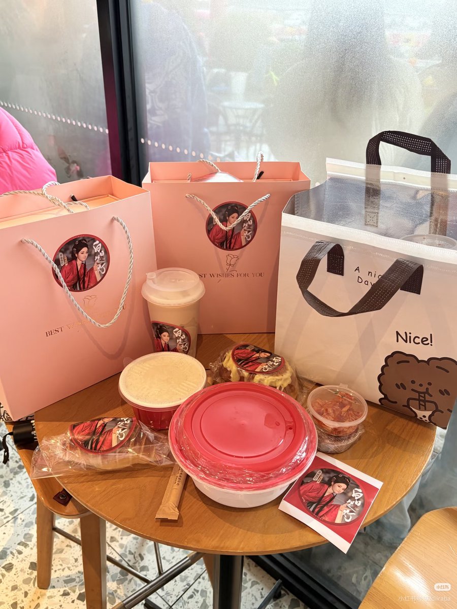 วันนี้มาดามเร่อปาเลี้ยงชานม ขนม แล้วก็ซุปไก่ที่หมายถึงไก่ทั้งตัวพร้อมข้าวกับเครื่องเคียง แถมมีกล่องของขวัญวาเลนไทน์ข้างในเป็นผ้าพันคอน่ารักๆ แล้วก็ของใช้สำหรับผู้หญิงด้วย ชีเตรียมมาให้เป็นร้อยชุด คุณหนูอลิซถ่ายอวดเต็มเรย อิจฉามาก 😭😭