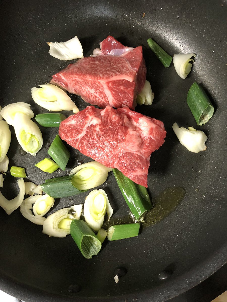 思い切って買った黒毛和牛ステーキ
高かった
ステーキ焼くのは下手だけど
おいしさを期待
しかし、かたかった
うーん、隠し包丁入れたのに
かたくて、噛みきれず
奥歯が壊れるよ
泣きたい