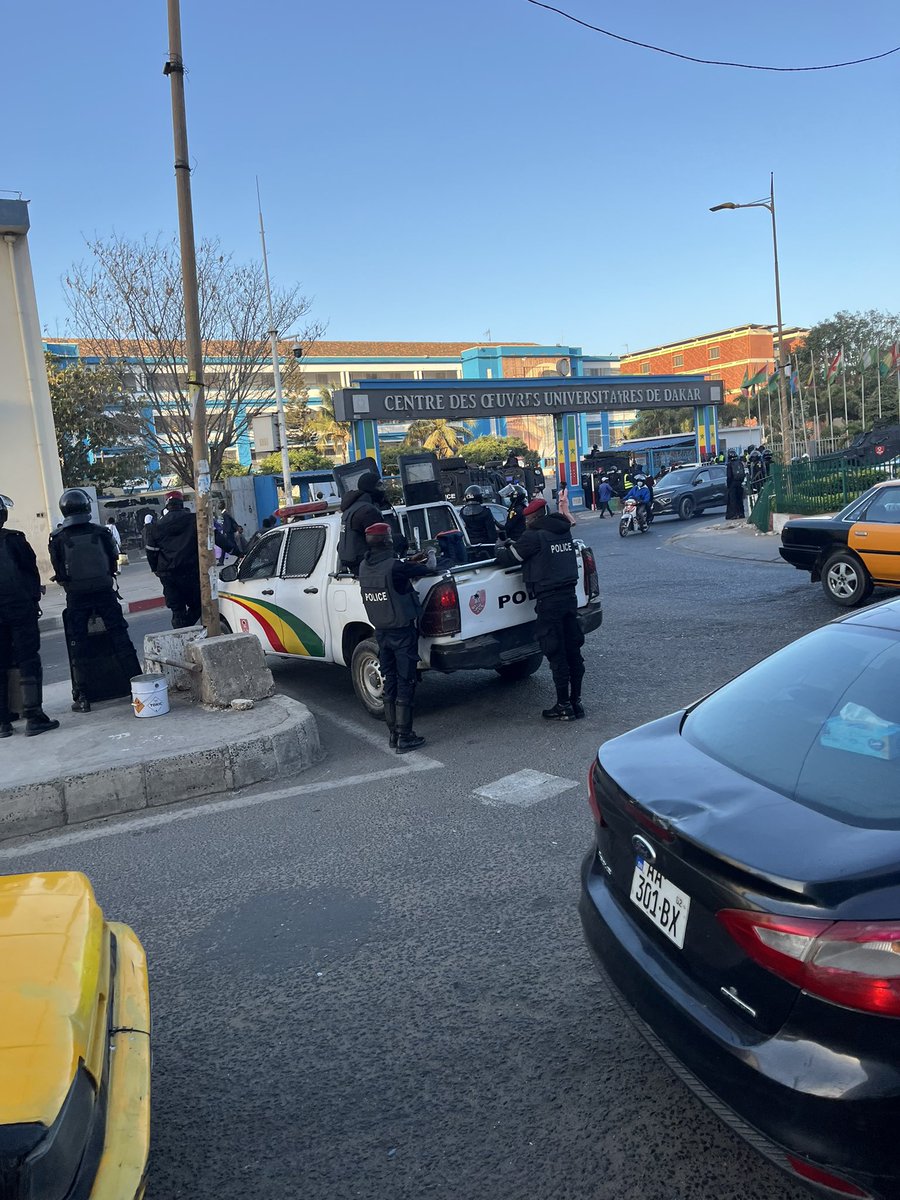 L’intimidation n’a jamais fait plier les étudiants et ce n’est pas aujourd’hui que ça va commencer
Transformer l’enceinte en zone assiégée, c’est ça la solution ?
Trois jours sans dialogue, sans discussion et la seule réponse c’est d’envoyer tout ces policiers ?
C’est malheureux