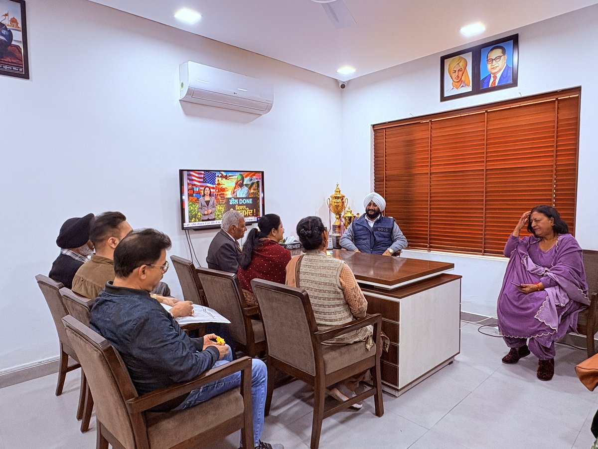 ਅੱਜ ਦਫ਼ਤਰ ਵਿਖੇ ਹਲਕੇ ਦੇ ਲੋਕਾਂ ਨਾਲ ਮੁਲਾਕਾਤ ਕਰਕੇ ਉਨ੍ਹਾਂ ਦੀਆਂ ਸਮੱਸਿਆਵਾਂ ਜਾਣੀਆਂ ਅਤੇ ਮੌਕੇ ‘ਤੇ ਹੀ ਸੰਬੰਧਿਤ ਅਧਿਕਾਰੀਆਂ ਨਾਲ ਗੱਲਬਾਤ ਕਰਕੇ ਉਹਨਾਂ ਦੀਆਂ ਮੁਸ਼ਕਲਾਂ ਨੂੰ ਹੱਲ ਕਰਵਾਉਣ ਭਰੋਸਾ ਦਿਵਾਇਆ ਗਿਆ ।