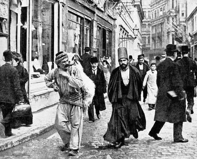 Şaka gibi geliyor ama inanın, bunların hepsi gerçek.

Düşünün:

Hava buz gibi.
Camiye gittiniz.
Şadırvanda abdest alacaksınız ama buz gibi su içinizi titretiyor.
Tam o anda, elinde ibrik olan bir genç yanınızda beliriyor.
“Buyurun beyefendi,” diyor.
“Abdestinizi sıcak suyla