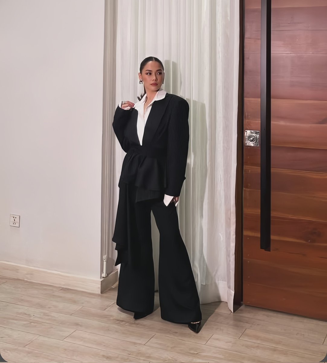 Sobrang formal naman ni madammm I love your outfit girlll🤌🏻✨🤌🏻✨

#MajaSalvador #SomeoneSomeday