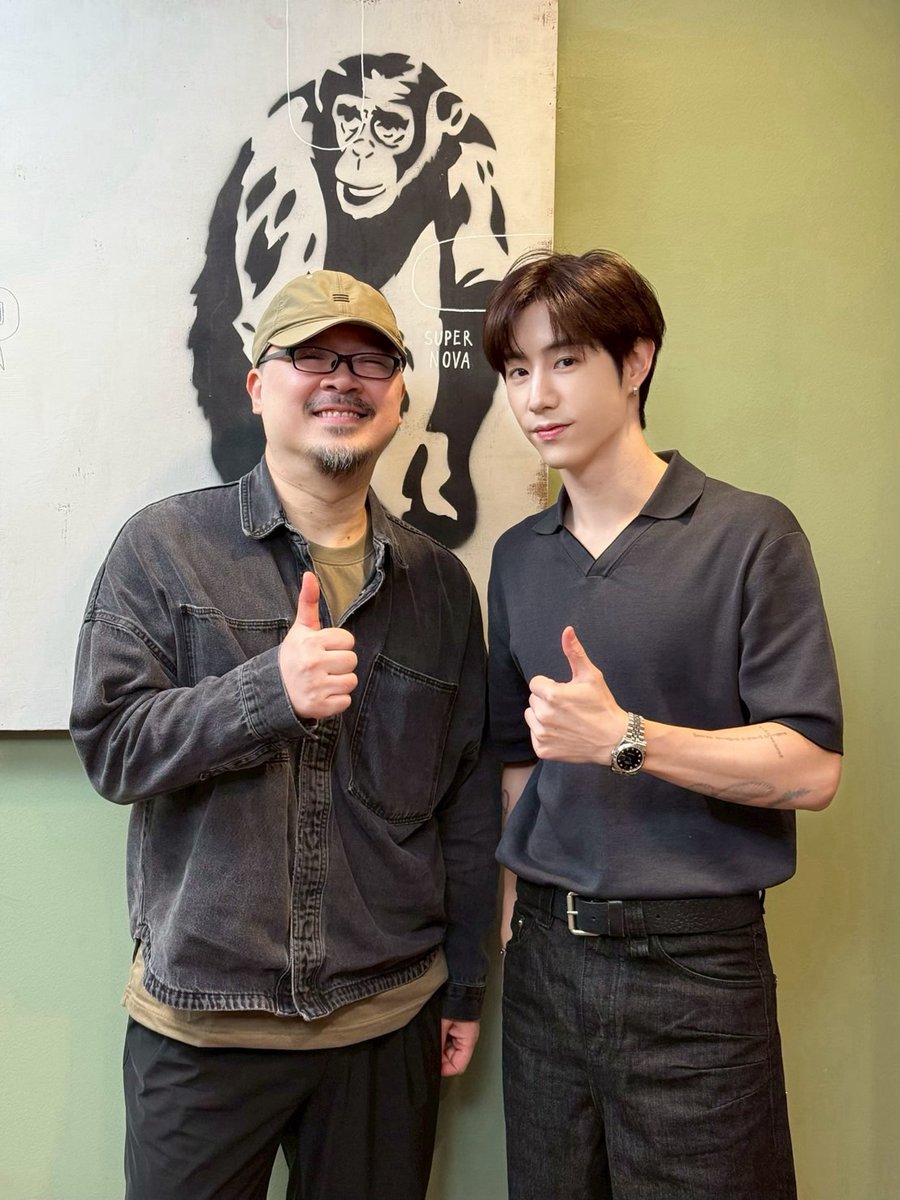 ที่เขาบอกว่า "คนที่ดังจริงๆ ยิ่งดังยิ่ง humble" มาร์ค ต้วน เป็นแบบนั้นเลย ในความ global ของเขายังเจือความเกรงใจแบบ Asian กลายเป็นส่วนผสมที่น่ารักน่าประทับใจหลายๆ ไปฟังเสียงอัน so soft-spoken ชวนเคลิ้มของ <a href="/marktuan/">Mark Tuan</a> พี่ใหญ่แห่ง GOT7 กัน!
.
ชมคลิป youtu.be/7emJKifcEhw
.
#MarkTuan