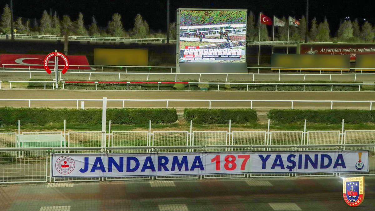 jandarma's tweet photo. Jandarma Genel Komutanlığı ve Türkiye Jokey Kulübü iş birliği ile yapılan "TJK Jandarma Koşusu" Şanlıurfa Hipodromu'nda gerçekleştirildi.🏇
📍Şanlıurfa https://t.co/ciPI1esrUZ