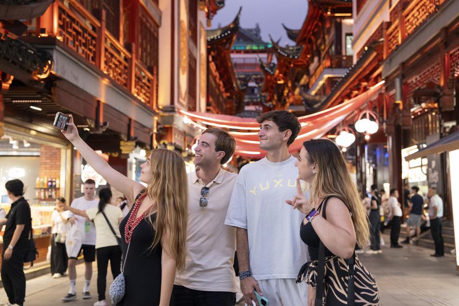 chinascio's tweet image. China will step up efforts to boost inbound #consumption by rolling out new policy measures, enhancing the "#ShoppinginChina" campaign, and accelerating the development of international consumption centers, the Ministry of Commerce said on Friday.
english.scio.gov.cn/pressroom/2026…