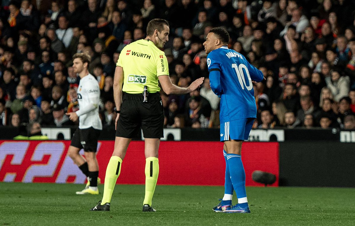 Real Madrid : « C’est trop des bouffons »… Kylian Mbappé, encore buteur, insulte vertement les arbitres à Valence dlvr.it/TQrWDk