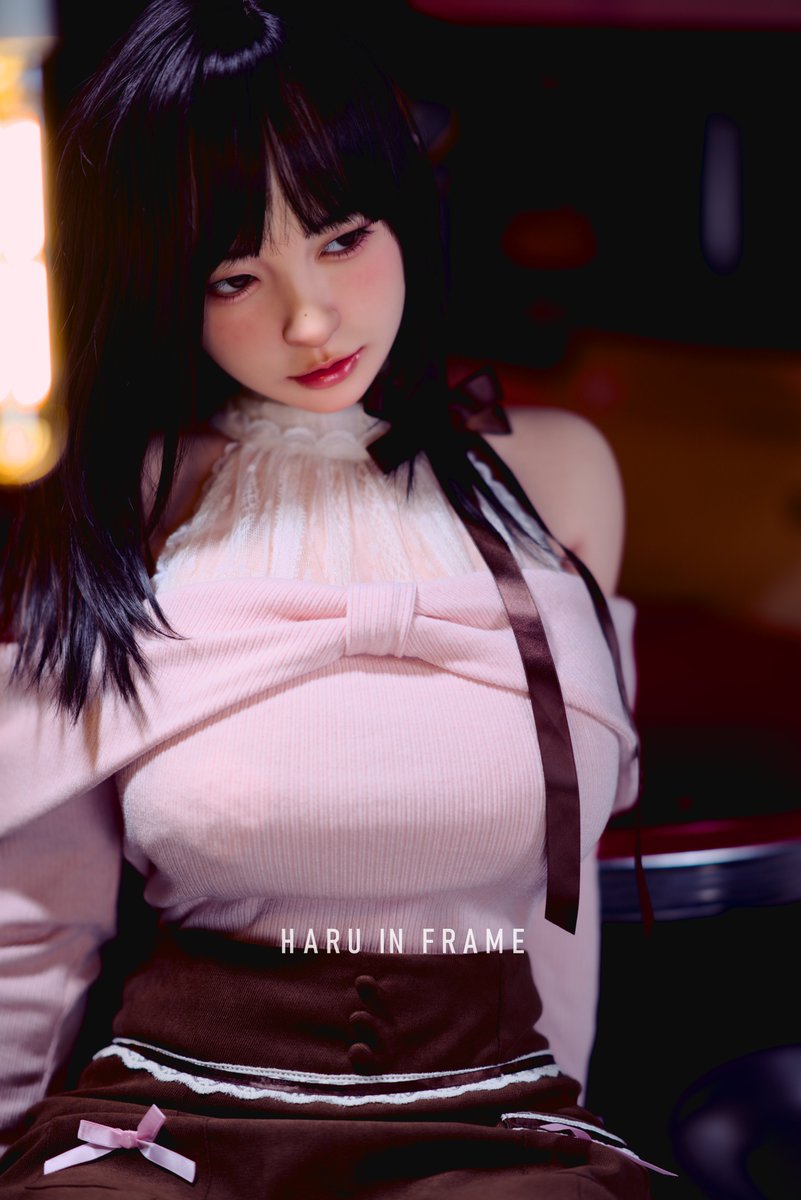 haruharutubo's tweet image. 🦋水が手を離れないとき、私は🦋
🕊️結衣 第1部「水音だけが仕事を続ける夜」

湯気が薄れていく夜。
水だけが、同じリズムで落ち続ける。
物語はリプライに綴りました。

Created in collaboration with Irontechdoll.
With gratitude to everyone who supports my work.
Irontechdoll 158T A5 ROS MAX…