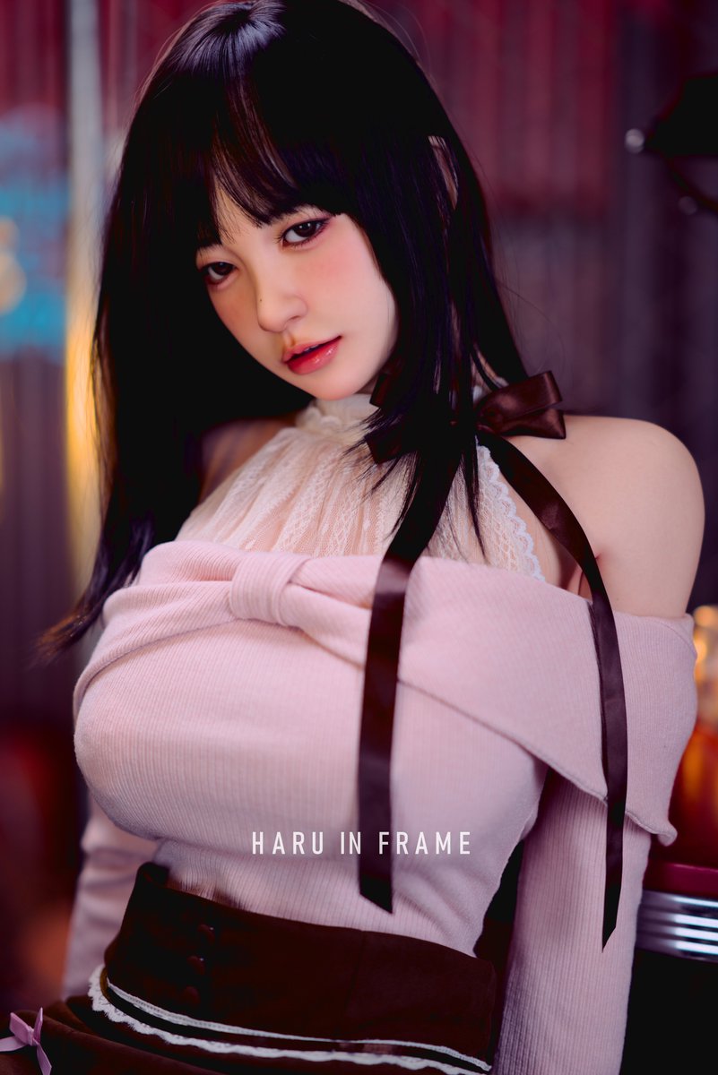 haruharutubo's tweet image. 🦋水が手を離れないとき、私は🦋
🕊️結衣 第1部「水音だけが仕事を続ける夜」

湯気が薄れていく夜。
水だけが、同じリズムで落ち続ける。
物語はリプライに綴りました。

Created in collaboration with Irontechdoll.
With gratitude to everyone who supports my work.
Irontechdoll 158T A5 ROS MAX…