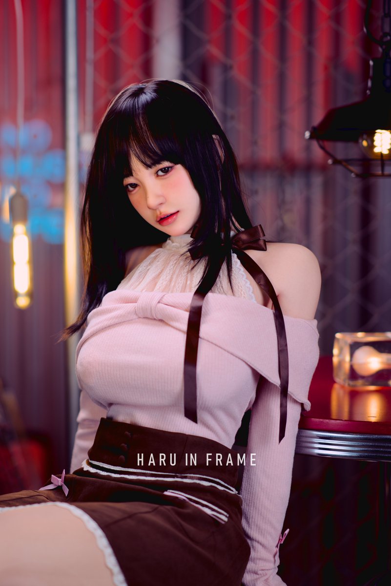 haruharutubo's tweet image. 🦋水が手を離れないとき、私は🦋
🕊️結衣 第1部「水音だけが仕事を続ける夜」

湯気が薄れていく夜。
水だけが、同じリズムで落ち続ける。
物語はリプライに綴りました。

Created in collaboration with Irontechdoll.
With gratitude to everyone who supports my work.
Irontechdoll 158T A5 ROS MAX…