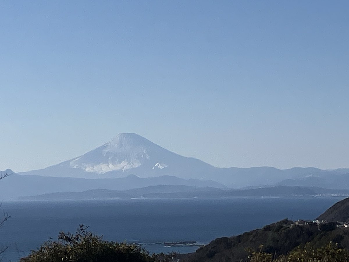 hiro1223386's tweet photo. 富士山🗻江ノ島🏝️
 #富士山
 #江ノ島 https://t.co/At7kmHklbZ