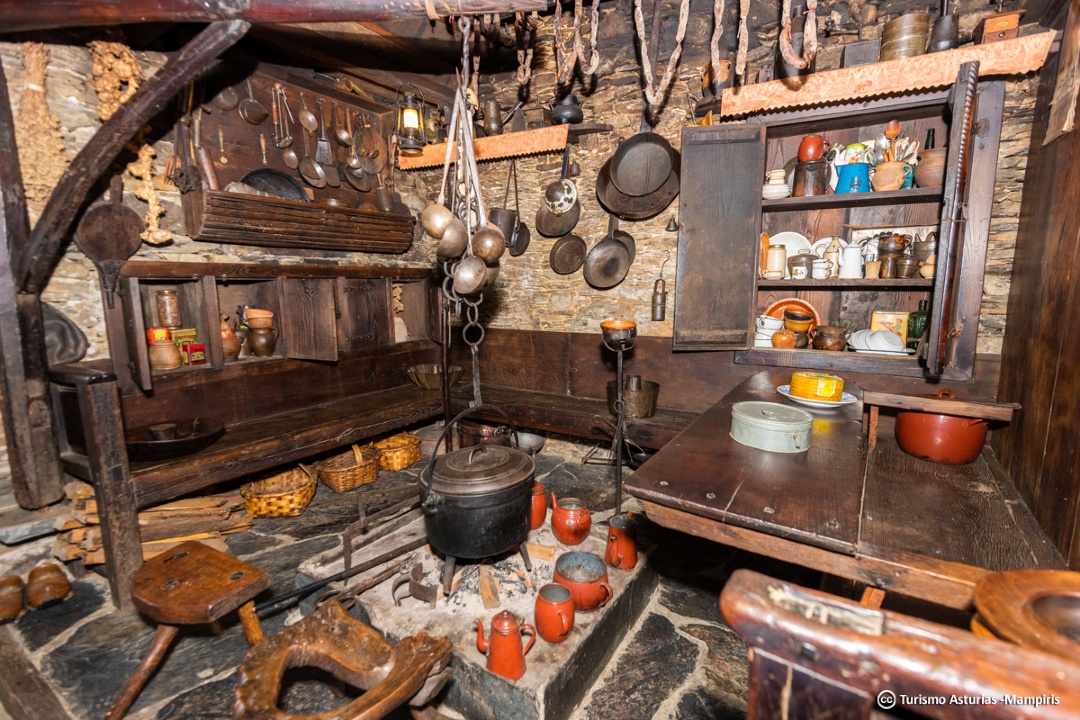 El <a href="/MuseoGrandas/">Museo Etnográfico Grandas de Salime</a> vive este sábado una jornada de recuperación de oficios tradicionales y vida cotidiana: "La matanza en la casa campesina". Además, el viernes visita guiada a la exposición permanente del Museo. 
ℹ️ goo.su/zByYB2